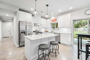 Casa, varias camas, cocina, vista al jardín (Paradise Barndominium) | Cocina privada | Refrigerador, microondas, horno y parrilla de estufa 