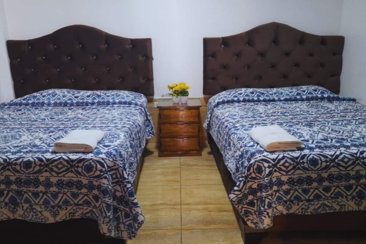 Habitación cuádruple familiar | Escritorio, wifi gratis y ropa de cama
