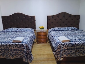 Escritorio, wifi gratis y ropa de cama