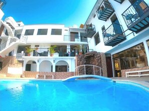 Piscina a l'aire lliure, para-sols i gandules 