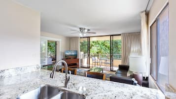 Condo, varias camas, balcón, vista parcial al océano | Cocina privada | Cafetera y tetera, refrigerador, microondas y horno