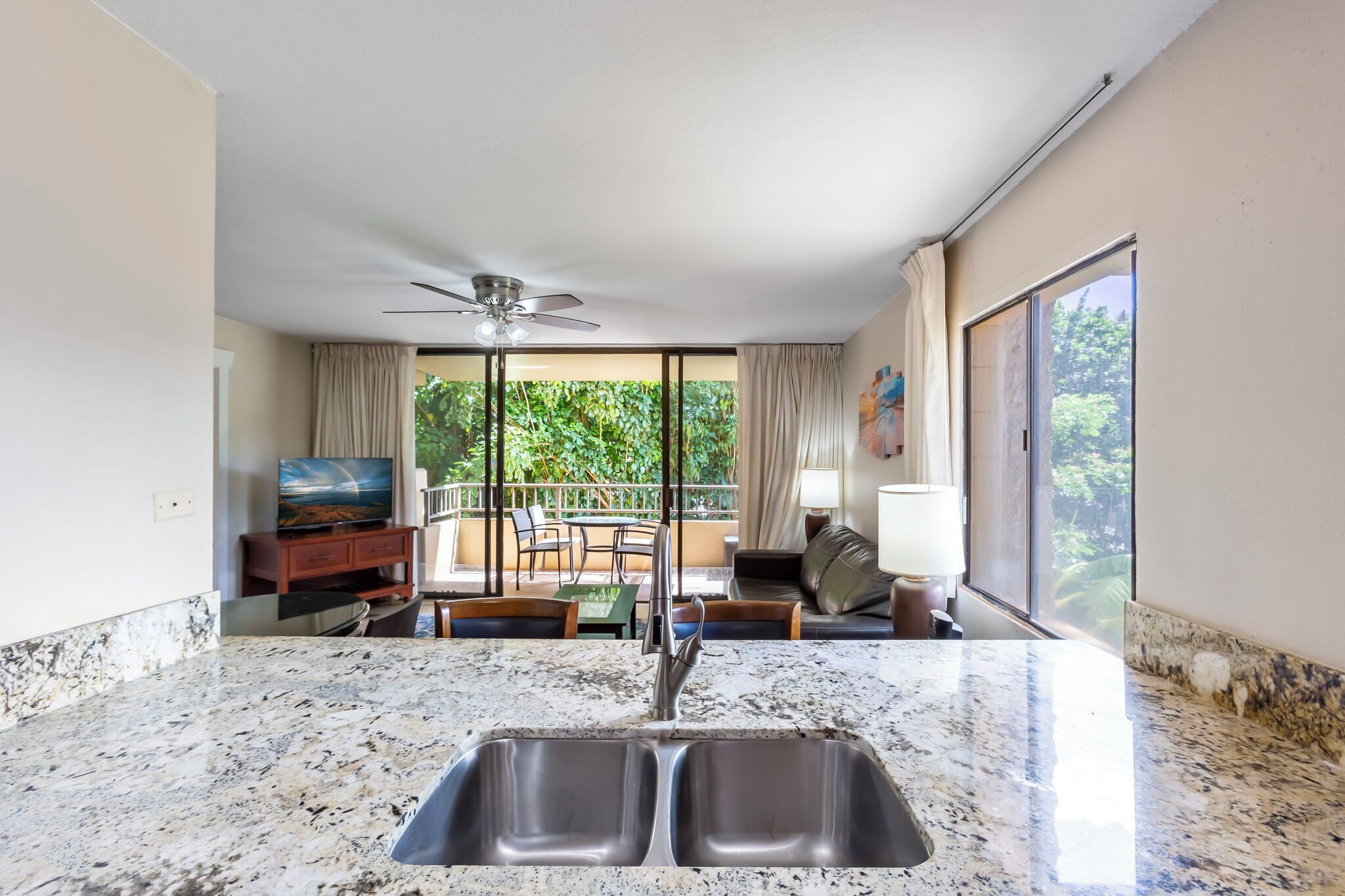 Condo, varias camas, balcón, vista parcial al océano | Cocina privada | Cafetera y tetera, refrigerador, microondas y horno 