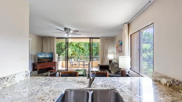 Condo, varias camas, balcón, vista parcial al océano | Cocina privada | Cafetera y tetera, refrigerador, microondas y horno