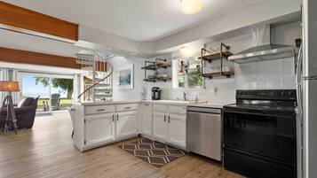 Frigorífico, microondas, horno y placa de cocina