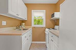 Køleskab, mikrobølgeovn, ovn, kogeplade