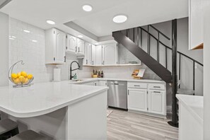 冷蔵庫、電子レンジ、オーブン、食器洗い機