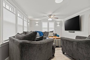 Televisión y chimenea