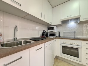 Frigorífico, microondas, horno y placa de cocina