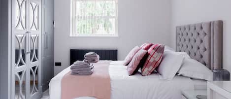 5 habitaciones, escritorio y tabla de planchar con plancha