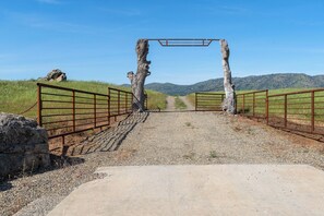 Property grounds - Paradise Valley (Oakhurst)