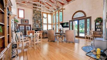 House, Multiple Beds, Balcony, Mountain View | Dining