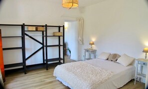 1 slaapkamer, een strijkplank/strijkijzer, wifi, beddengoed