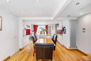 Dining - 3-Floor Chelsea Townhouse in a Quiet Private Road (London)