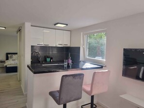 Een koelkast, een kookplaat, een vaatwasser