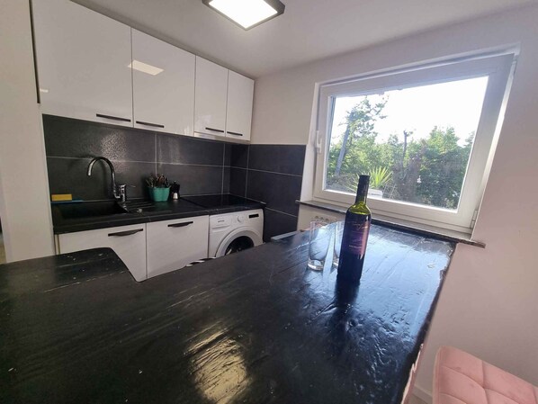 Een koelkast, een kookplaat, een vaatwasser