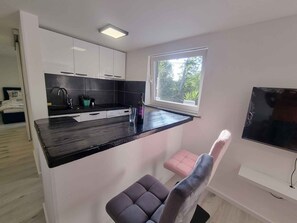 Een koelkast, een kookplaat, een vaatwasser