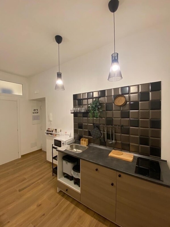 Kylskåp, mikrovågsugn, spishäll och vattenkokare