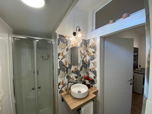 Douche, sĂšche-cheveux, bidet, serviettes fournies