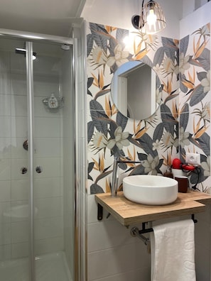 Dusche, Haartrockner, Bidet, Handtücher