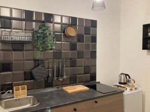 Fridge, microwave, stovetop, electric kettle - Art City Center (Napoli)