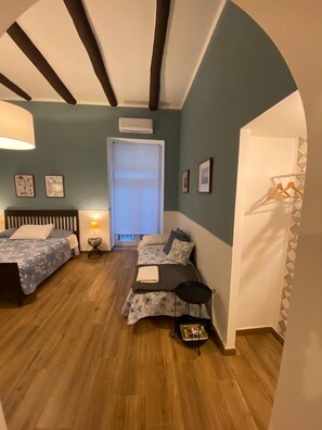 1 sovrum, skrivbord, ljudisolering och strykjärn/strykbräda