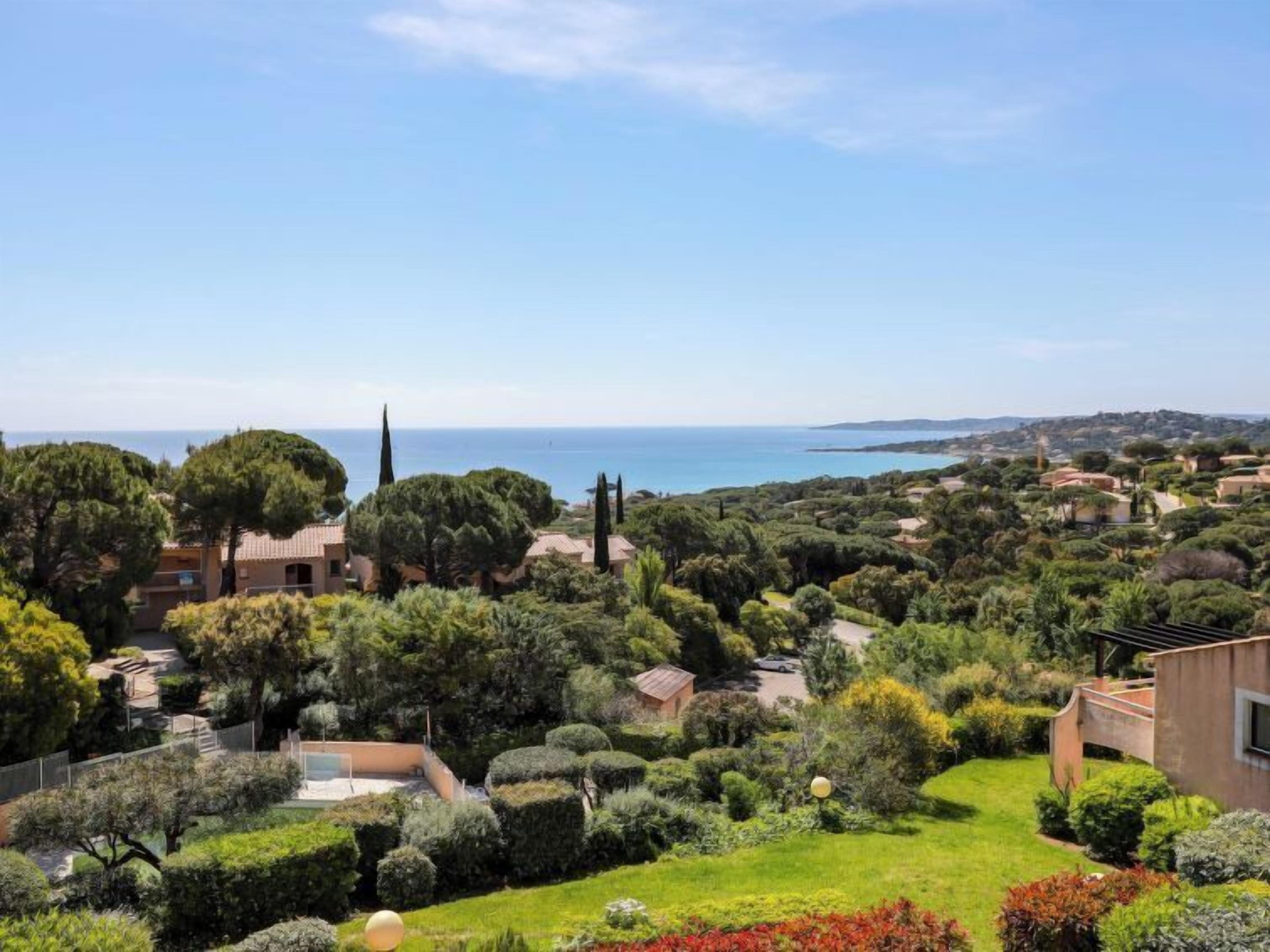 Une propriété située sur la côte, offrant une vue sur la mer, et entourée d’une végétation luxuriante et de jardins bien entretenus.
