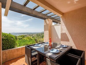 Outdoor dining - Les Coteaux de la Nartelle by Interhome (Sainte Maxime)
