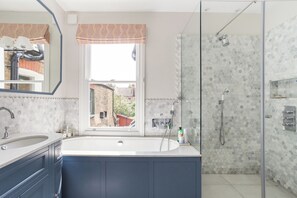 Shower, hair dryer, towels, soap - Fantastic house w/garden close to river Thames & parks (London)