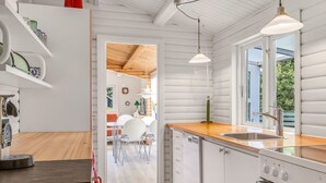Kjøleskap, oppvaskmaskin og kjøkkenutstyr