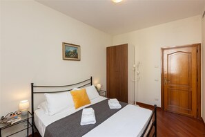 2 bedrooms, iron/ironing board, Internet, bed sheets