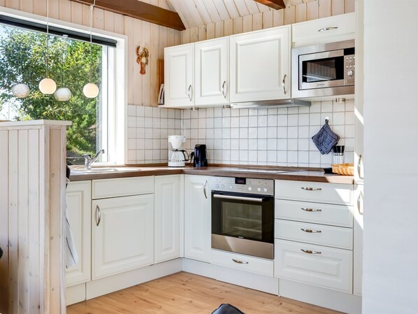 Kühlschrank, Mikrowelle, Ofen, Geschirrspüler