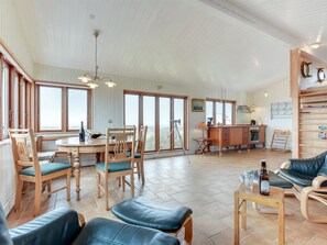 Televisión y chimenea 