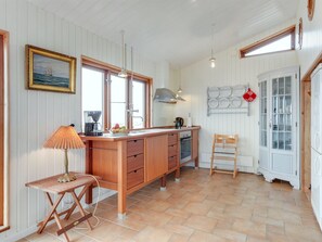Køleskab, mikrobølgeovn, køkkentøj/tallerkener/redskaber