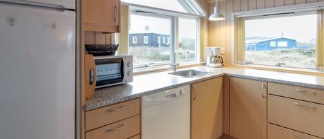 Frigorífico, microondas, horno y lavavajillas