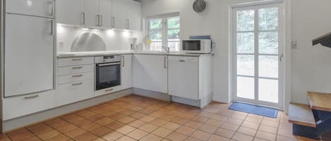 ثلاجة، ميكروويف، فرن، غسالة أطباق