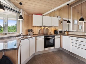 Kühlschrank, Mikrowelle, Geschirrspüler, Kochgeschirr/Geschirr/Besteck