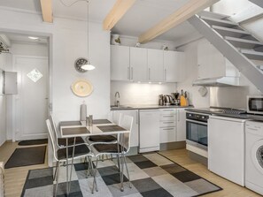 Køleskab, mikrobølgeovn, opvaskemaskine, køkkentøj/tallerkener/redskaber