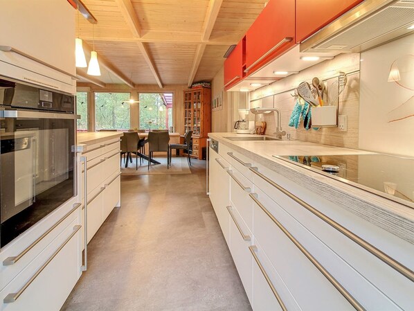 Køleskab, mikrobølgeovn, opvaskemaskine, køkkentøj/tallerkener/redskaber