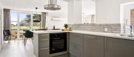 Kühlschrank, Mikrowelle, Ofen, Geschirrspüler