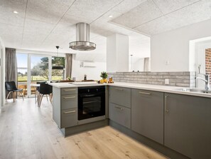 Réfrigérateur, micro-ondes, four, lave-vaisselle