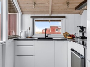 Køleskab, ovn, køkkentøj/tallerkener/redskaber