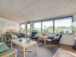 Fernseher, Kamin, DVD-Player