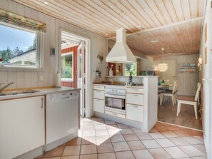 Jääkaappi, mikroaaltouuni, uuni, astianpesukone