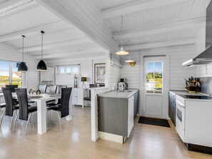Kylskåp, mikrovågsugn, ugn och diskmaskin
