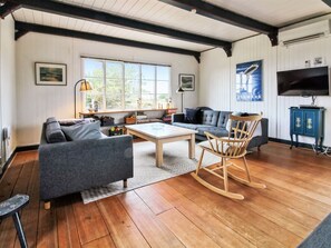 Una televisión, una chimenea