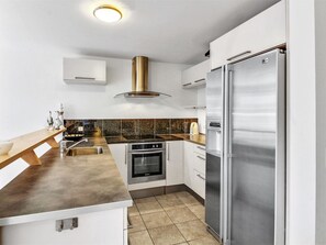 Kühlschrank, Mikrowelle, Ofen, Geschirrspüler