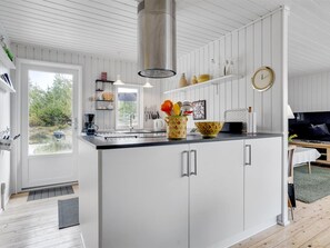 Kühlschrank, Mikrowelle, Geschirrspüler, Kochgeschirr/Geschirr/Besteck