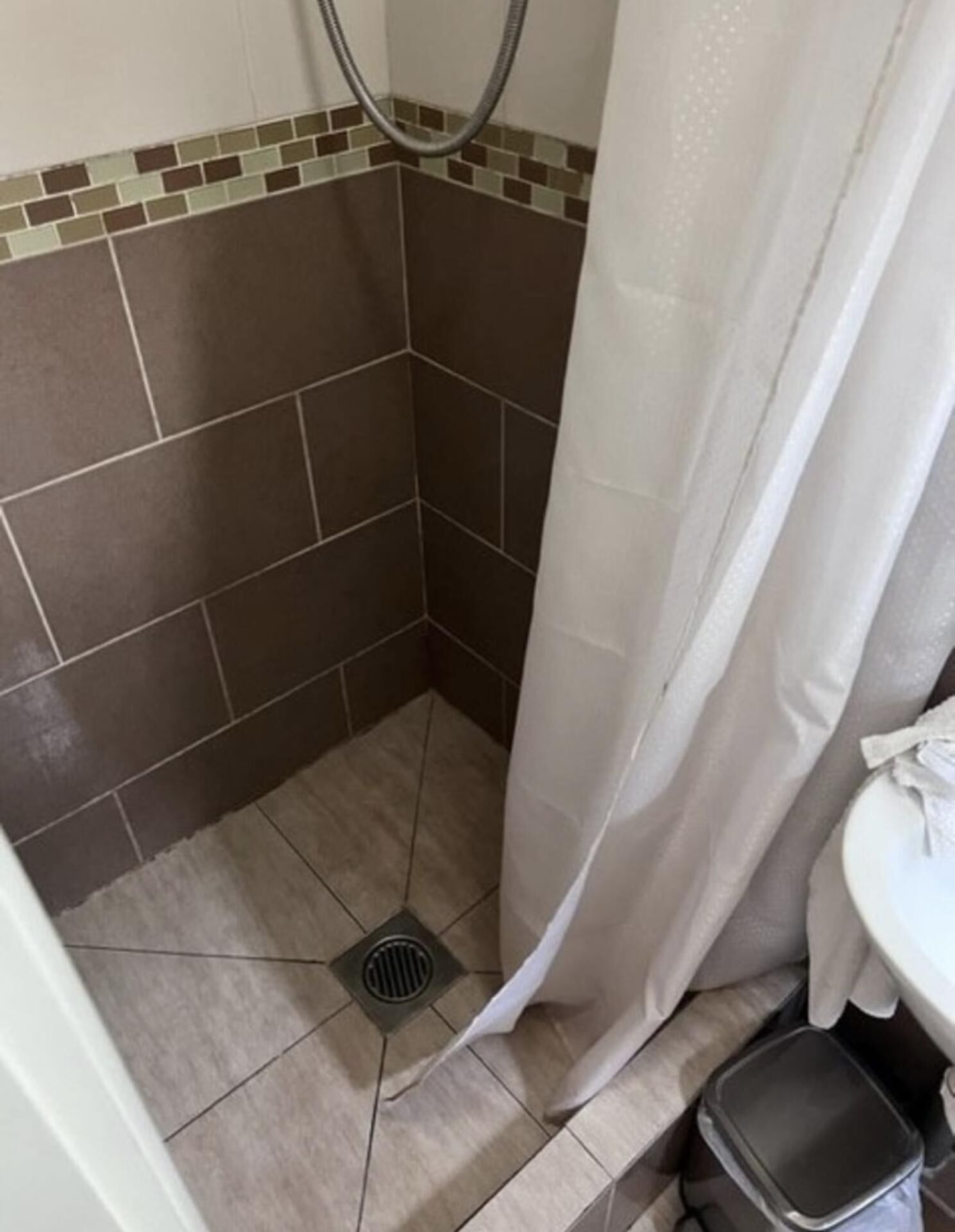 Studio, 1 Queen Bed | Bathroom | Shower, towels