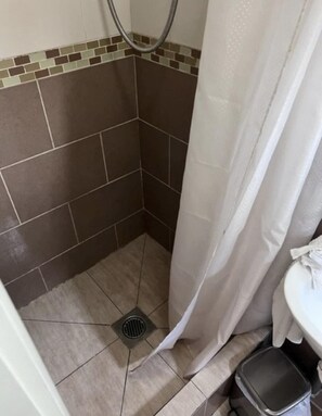 Studio, 1 Queen Bed | Bathroom | Shower, towels - Inviting 1-bed Apartment in Ilford (Ilford)
