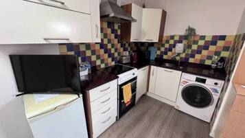 Studio, 1 Queen Bed | Private kitchen | Fridge, microwave, oven, stovetop